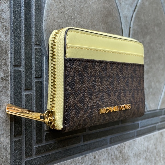 Michael Kors Medium Zip Around Card Case - Picture 2 of 16